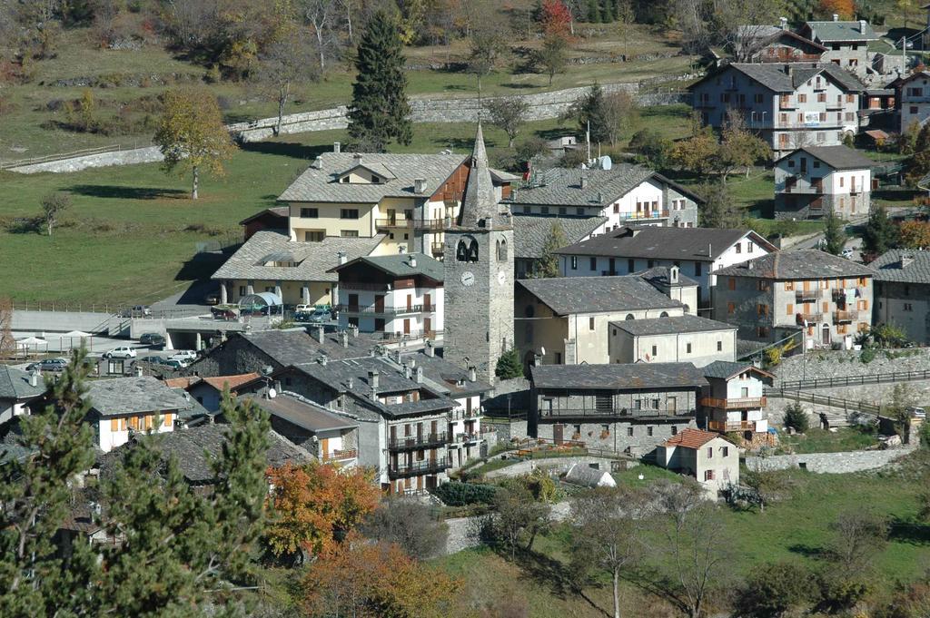 Hotel Des Roses Antey-Saint-André Екстериор снимка