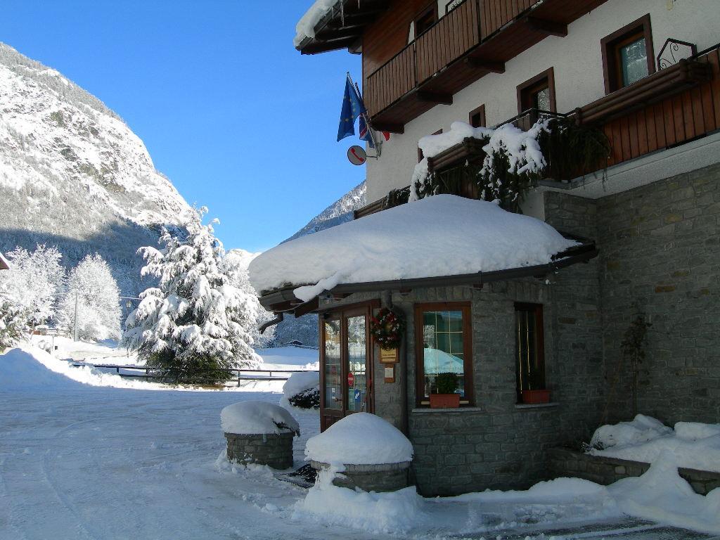 Hotel Des Roses Antey-Saint-André Екстериор снимка